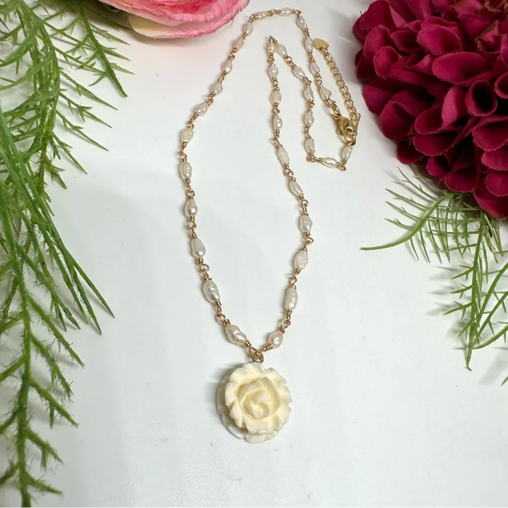 NEW⚜️Carved Rose Freshwater Pearl Beaded Necklace
